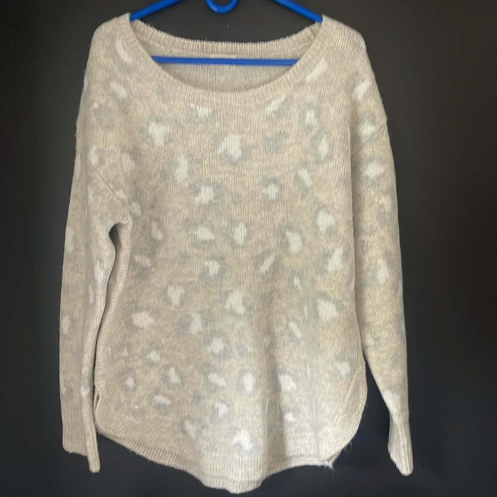 Upwest: Leopard Curved Hem Crewneck Sweater - NEUTRAL ANIMAL PRINT